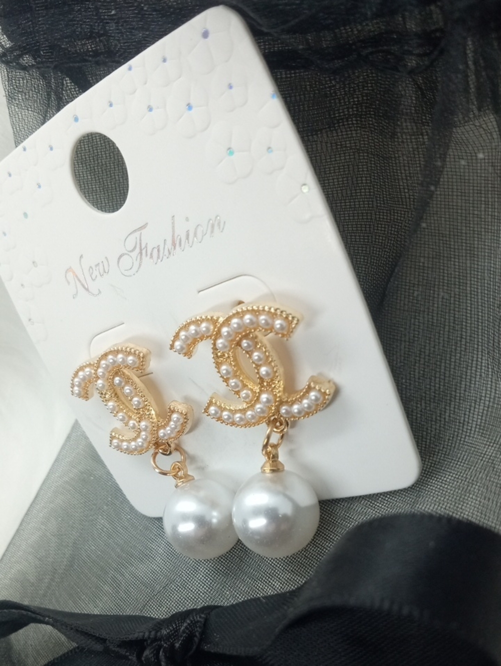 GOLDTONE FAUX PEARL EARRINGS - Picture 3 of 4